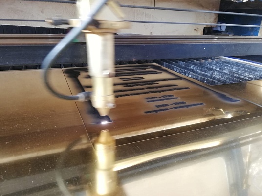 Таблички  из золотого пластика с гравировкой