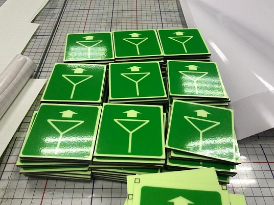 Эвакуационные знаки и таблички по гост.