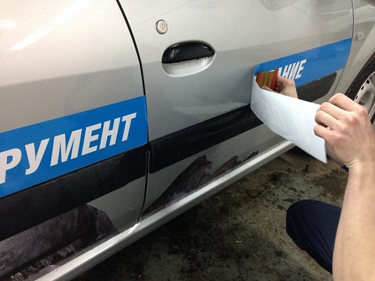 Брендирование автомобиля компании "Веспа"