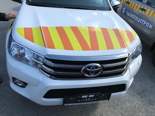 Брендирование автомобилей сопровождения прикрытия под ключ