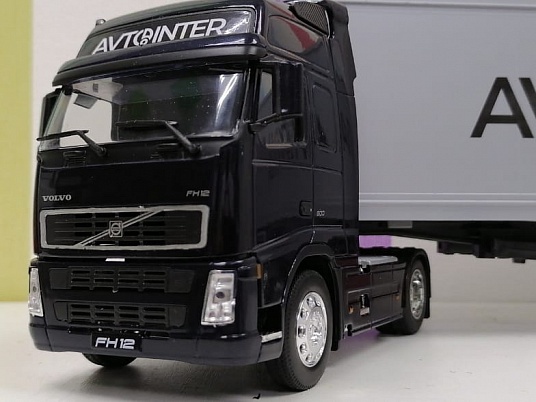 Сувенирный грузовик с логотипом фирмы