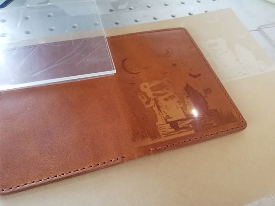 Гравировка на кожаной обложке