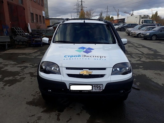 Реклама автомобиля Нива Шевроле компании Строй Эксперт