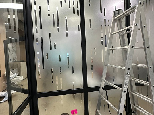 Брендирование офисных перегородок