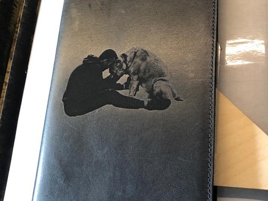 Гравировка на кожаной обложке