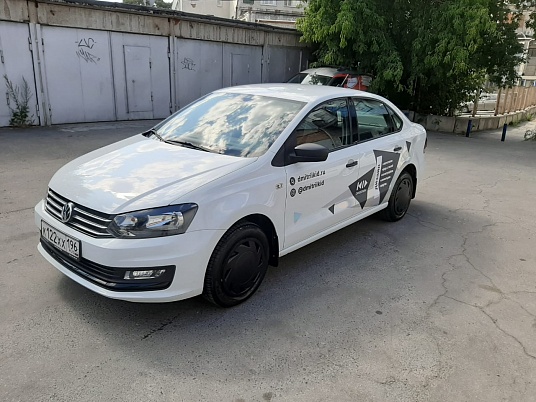 Реклама на автомобиль из голографической пленки