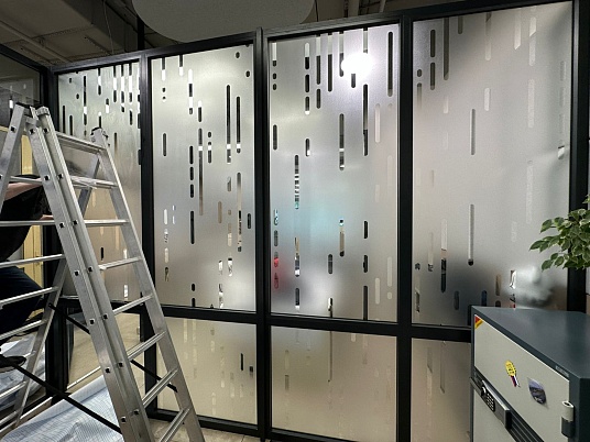 Брендирование офисных перегородок